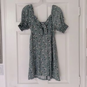 Green flower short sleeved dress.